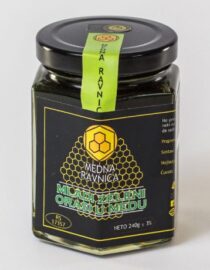 Млади зелени ораси у меду